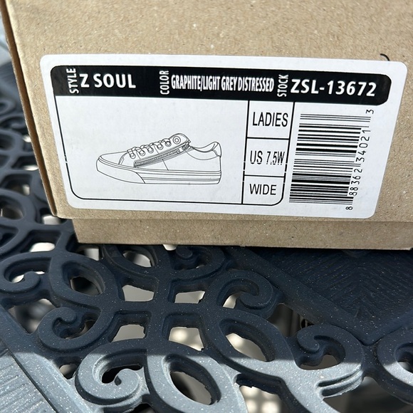 Taos Footwear Z Soul Gray and Cream Casual Sneakers - Picture 2 of 13